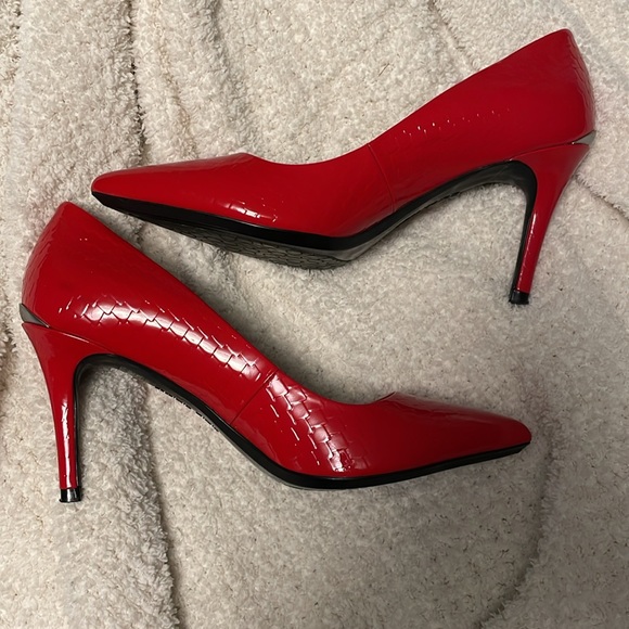 Women’s Calvin Klein Heels - Red, Textured; Size 5.5 - Picture 4 of 6